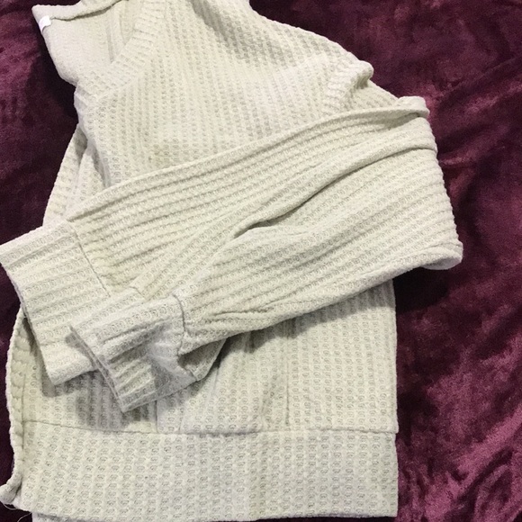 I’m selling a green long sleeve top. - Picture 4 of 6